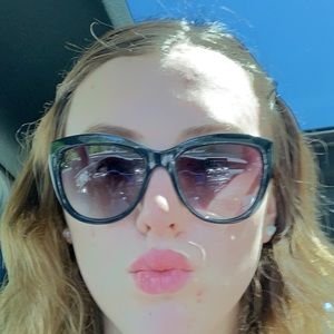 Meet your Posher, Elois